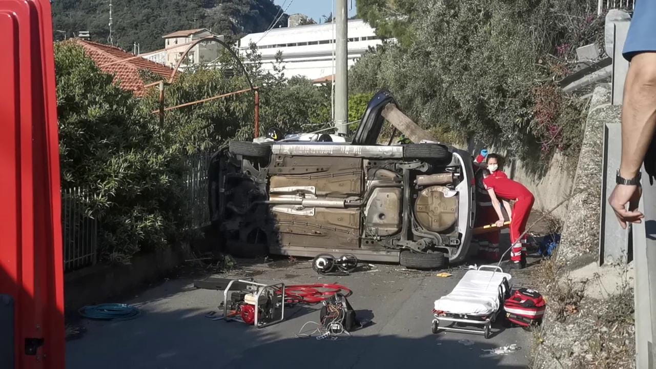 Auto finisce fuori strada grave una donna. A bordo quattro persone ...