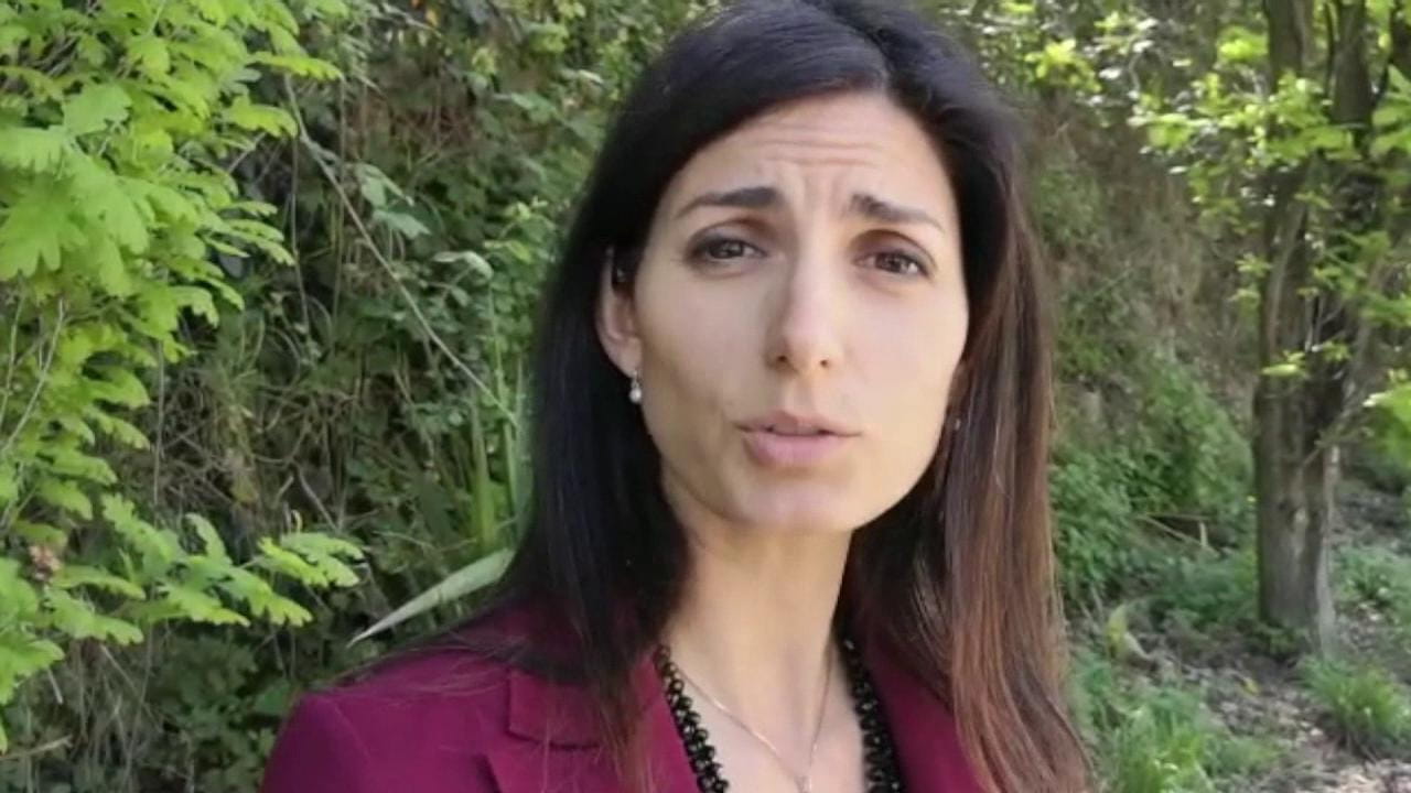 Raggi: bilancio Ama irregolare, no a premi a manager - La Stampa