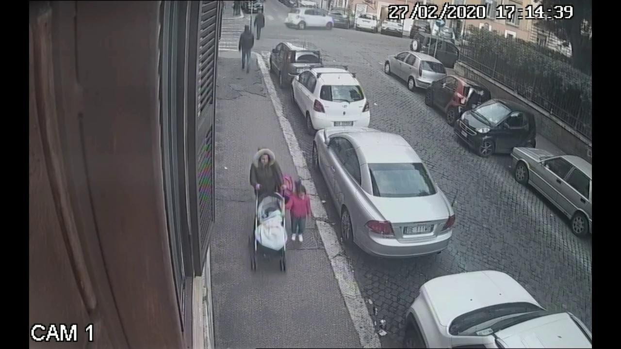Donna abbandona neonato per strada a Roma, le immagini catturate in ...