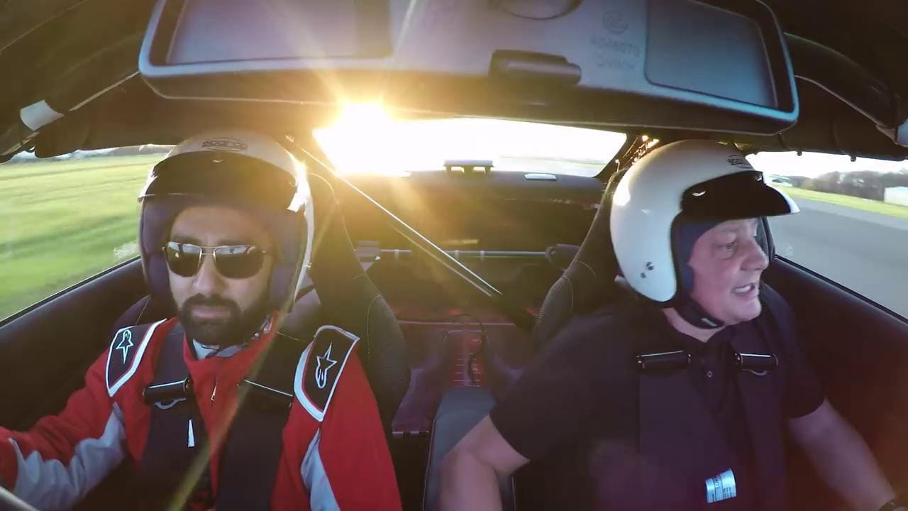 Pilota cieco guida in pista una Toyota GT-86 con il solo aiuto della ...