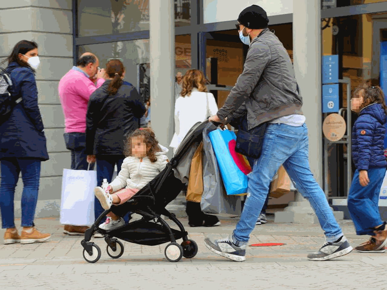 L'Outlet di Serravalle Scrivia ritrova i suoi clienti, ma la ripresa è al  rallentatore - La Stampa