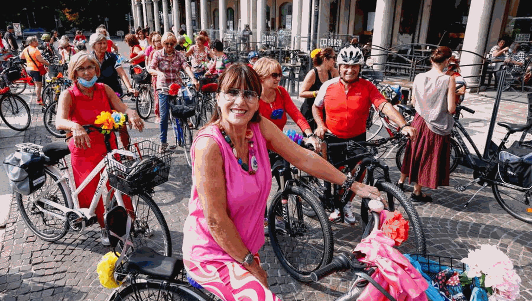 La biciclettata colorata in centro a Novara per i diritti delle donne ...