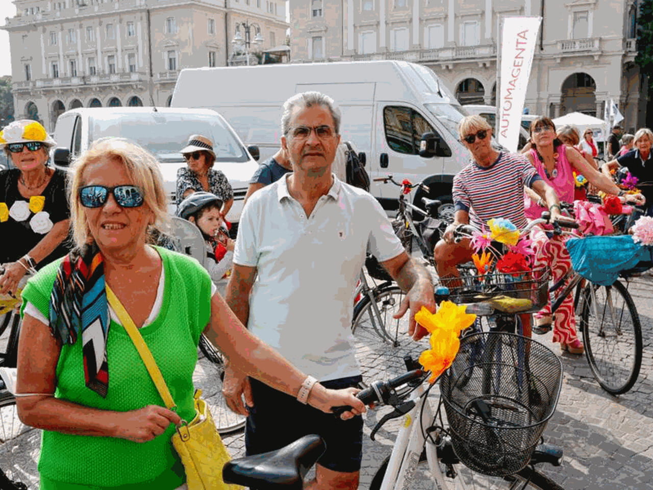 La biciclettata colorata in centro a Novara per i diritti delle donne ...