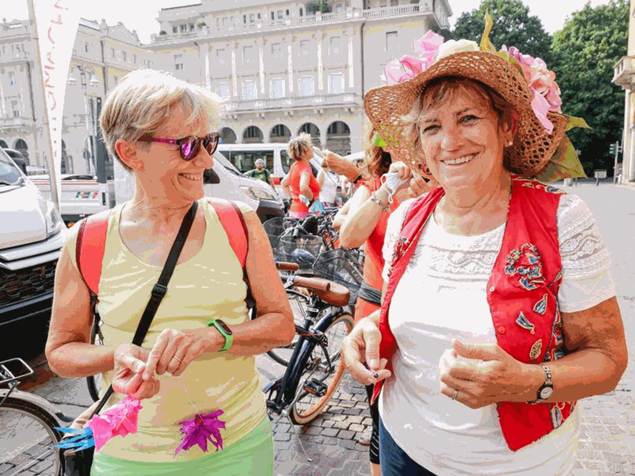 La biciclettata colorata in centro a Novara per i diritti delle donne ...