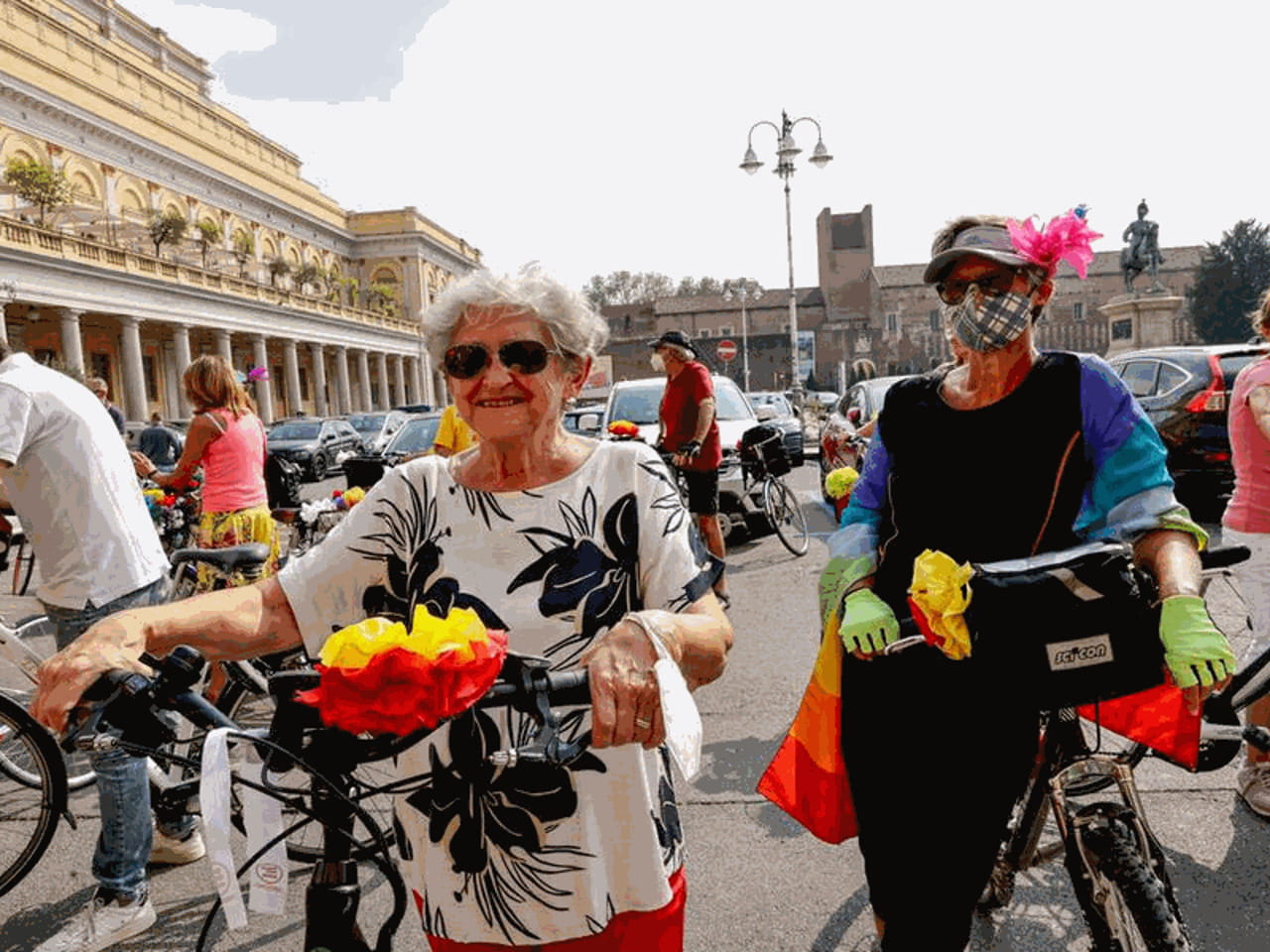 La biciclettata colorata in centro a Novara per i diritti delle donne ...