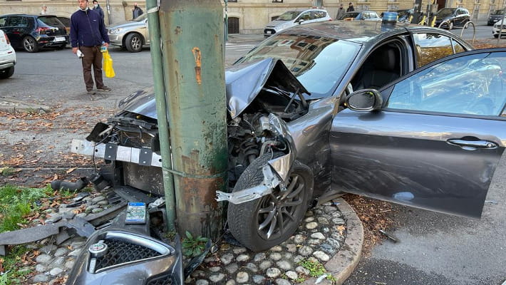 L’auto della Regione si schianta contro un palo a Torino: l’assessore ...