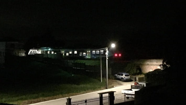Il Treno Colpisce La Panchina Sui Binari L atto Vandalico Blocca La 