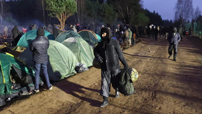 La Bielorussia Sgombera L accampamento Di Migranti Al Confine Bimbo Di 