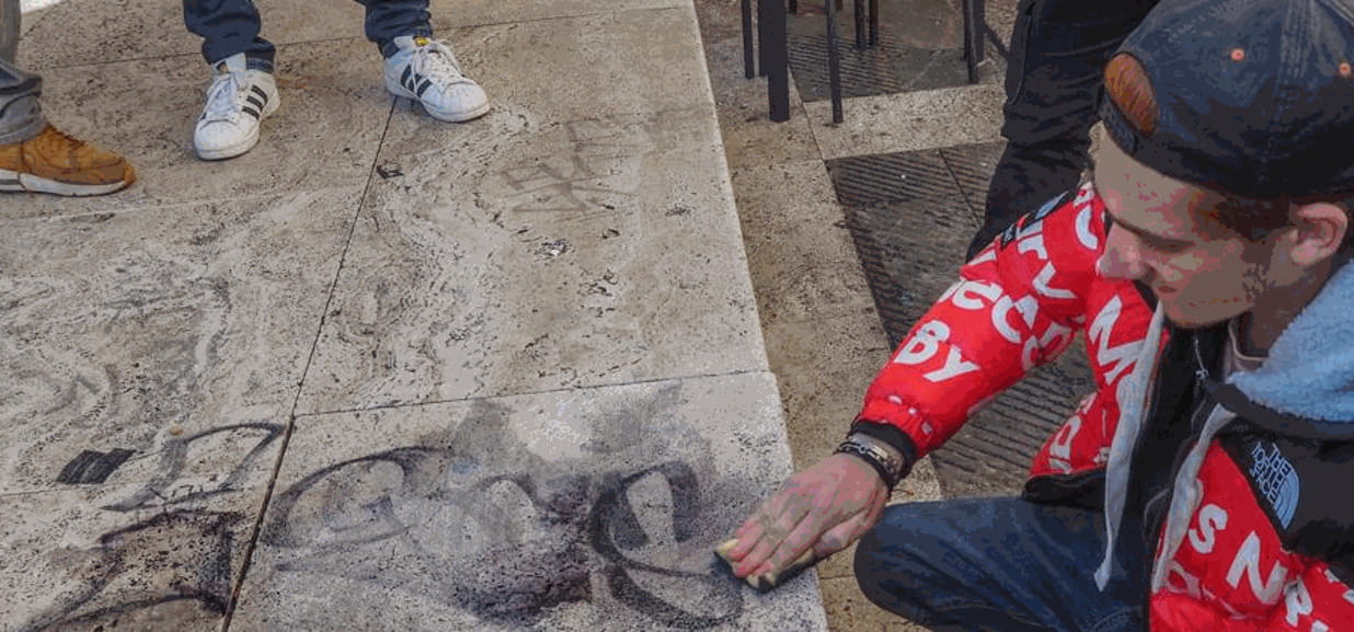 Savona Gli Studenti Cancellano Le Scritte Che Imbrattano Piazza Sisto 