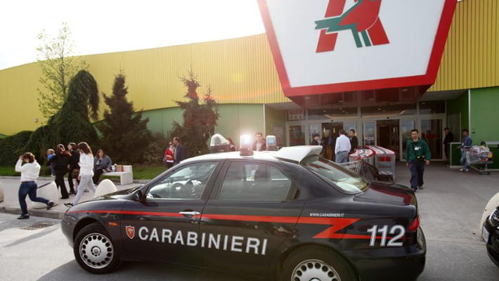 Rubava occhiali di marca nella galleria Auchan di Cuneo, arrestato dai  carabinieri - La Stampa