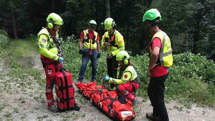 Cade nel bosco in un vallone, ma riesce a chiamare i soccorritori ...