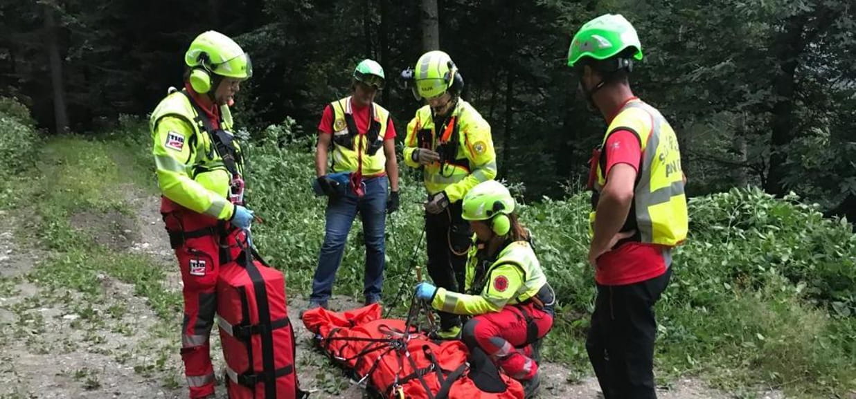 Cade nel bosco in un vallone, ma riesce a chiamare i soccorritori ...