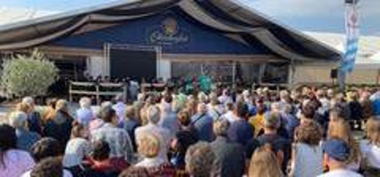In centinaia alla messa al campo dell’Oktoberfest in piazza d’Armi a