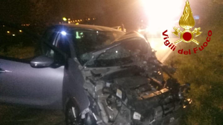 Ferito nello scontro tra un’auto e un furgone tra la rotonda del ponte ...