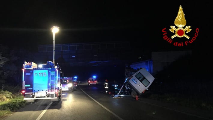 Cinque feriti nello scontro tra un’autocisterna, un furgone e due auto ...