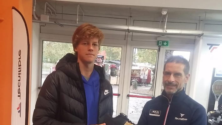 Il cuneese Giancarlo Sparla incorda le racchette di Jannik Sinner campione  Next Gen Atp 2019 - La Stampa