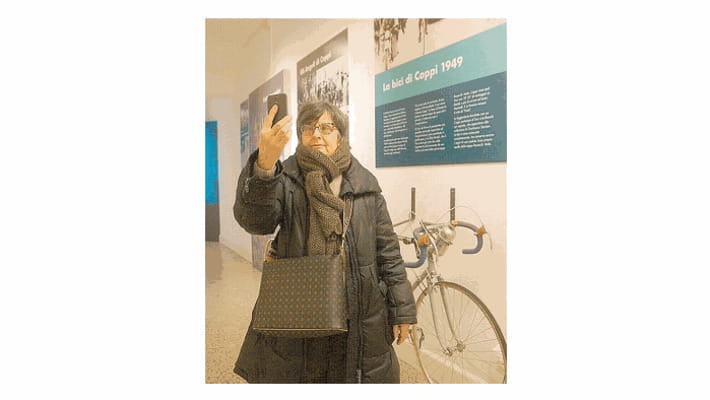 In posa accanto alla storica bici di Coppi - La Stampa
