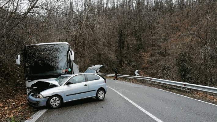 Savona, scontro fra auto e pullman sulla Provinciale: donna ferita - La ...