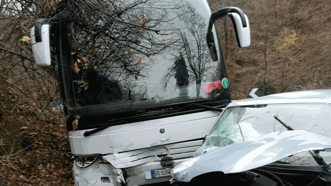 Savona, scontro fra auto e pullman sulla Provinciale: donna ferita - La ...