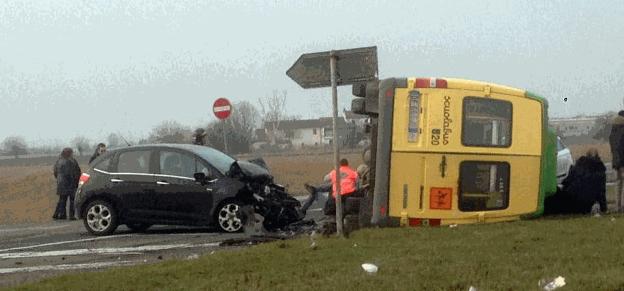Scontro a Spinetta tra un’auto e uno scuolabus: feriti i conducenti ed ...