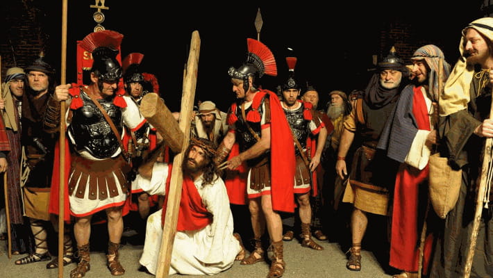 La Via Crucis ad Antignano con 150 attori e 30 anni di storia e 1500 ...