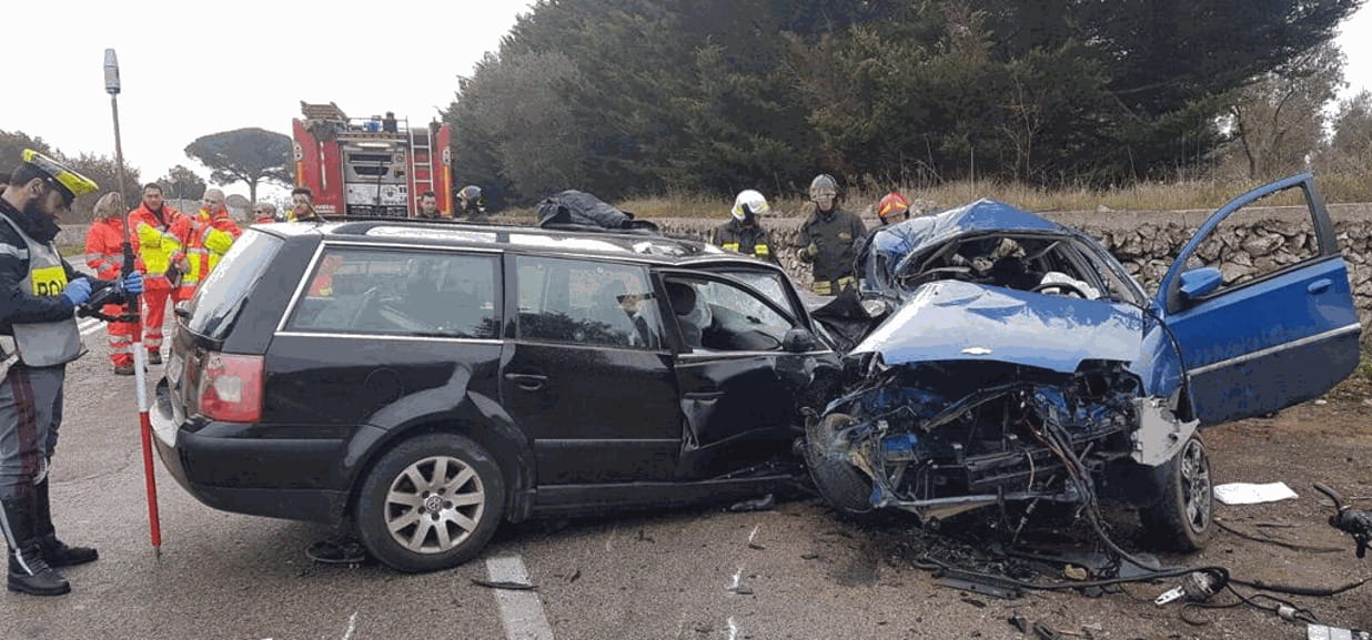 Frontale tra due auto nel Barese: 4 morti - La Stampa