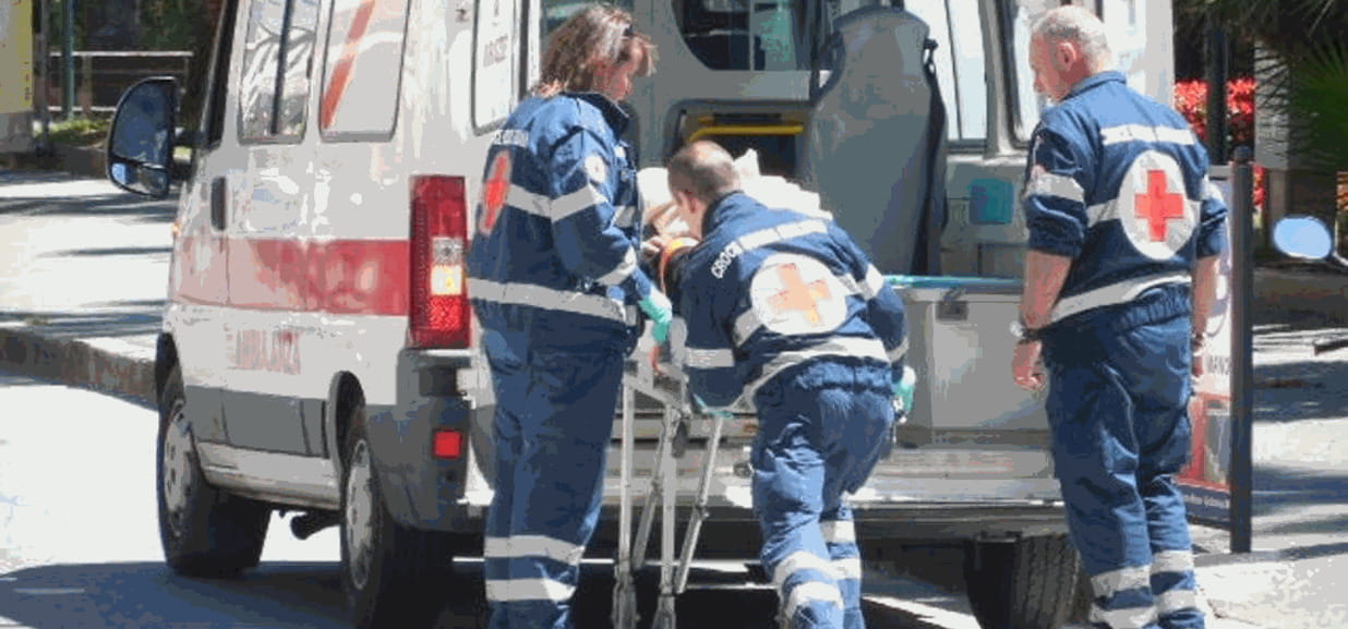Ciclista colpito da infarto in strada è salvato da un postino ...