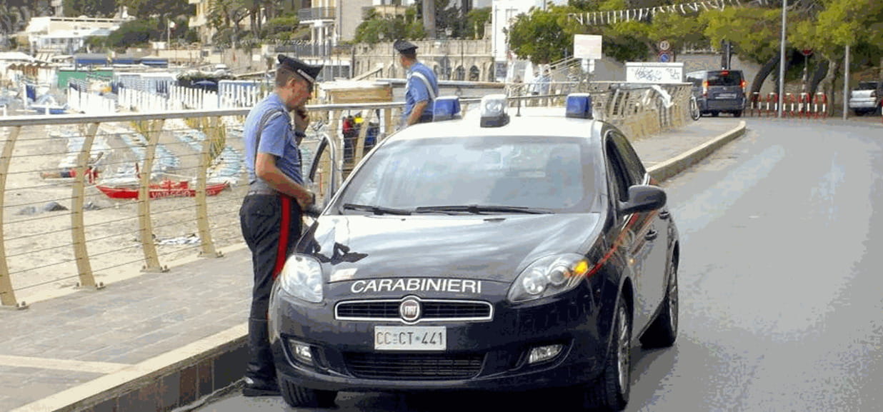 Alassio Minaccia Il Vicino Di Casa Con Un Coltello E Una Mannaia 