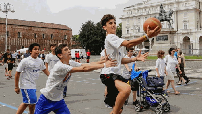Piazza Martiri a Novara si è trasformata nell’arena di tutti gli sport ...