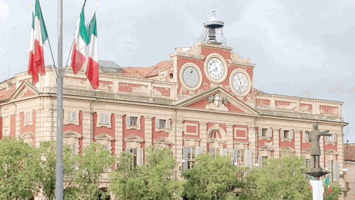 Il Comune Il Comune torna in attivoResta il problema dei debiti - La Stampa