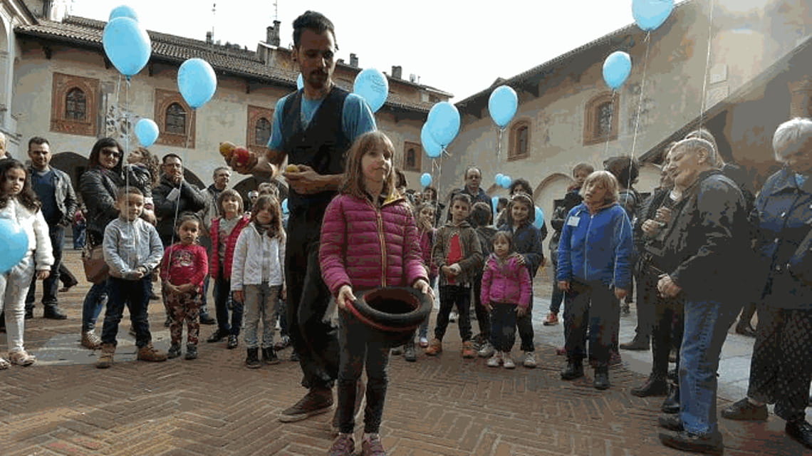 La Cupola e tanti palloncini blu a Novara per l’autismo - La Stampa
