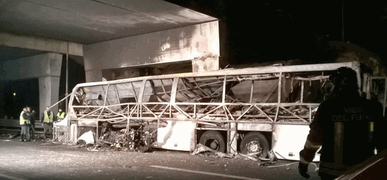 Sixteen dead after Hungarian school bus crashes in Italy - La Stampa