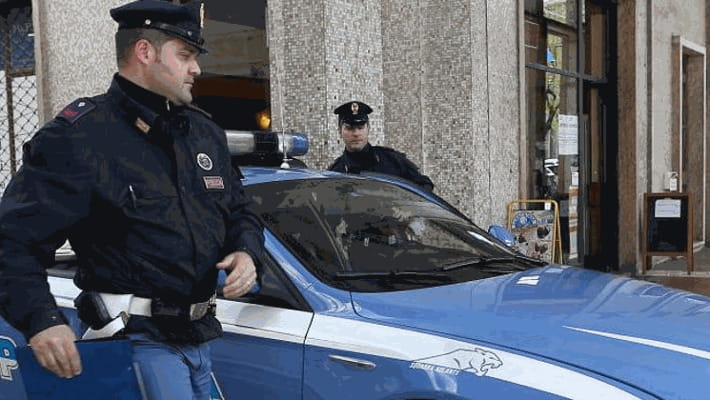 Poliziotto fuori servizio salva un anziano dall’incendio - La Stampa
