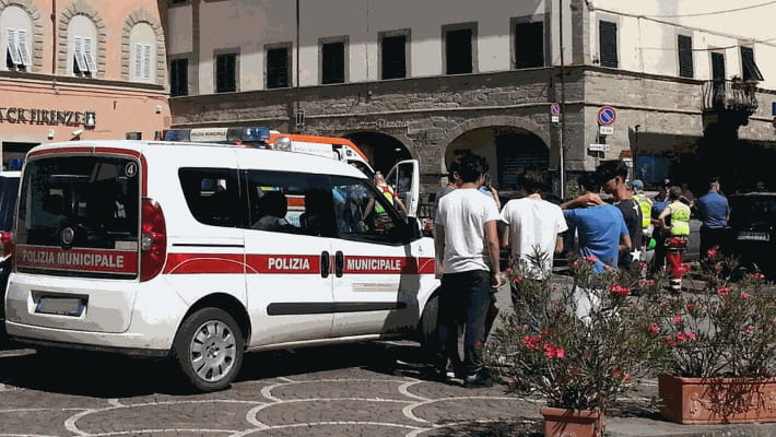 Bimba di un anno muore lasciata in auto della madre ad Arezzo - La Stampa