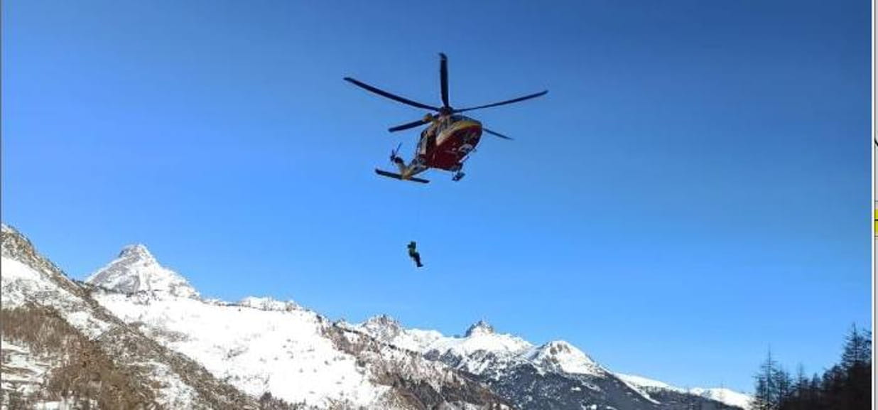 Cade su una cascata di ghiaccio a Bellino, soccorso con l’elicottero ...
