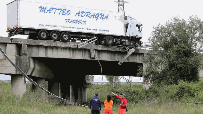 Tir investe operai nel Napoletano, 2 morti e due feriti - La Stampa