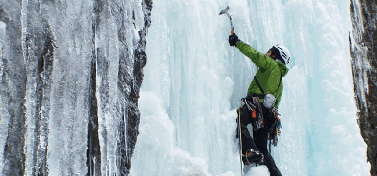 Cade da una cascata di ghiaccio a Lillaz, è grave - La Stampa