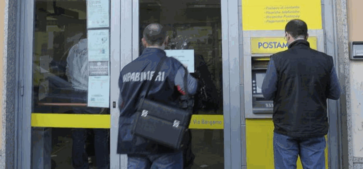 Pistola In Pugno Rapina Le Poste Di Borgo Po La Stampa