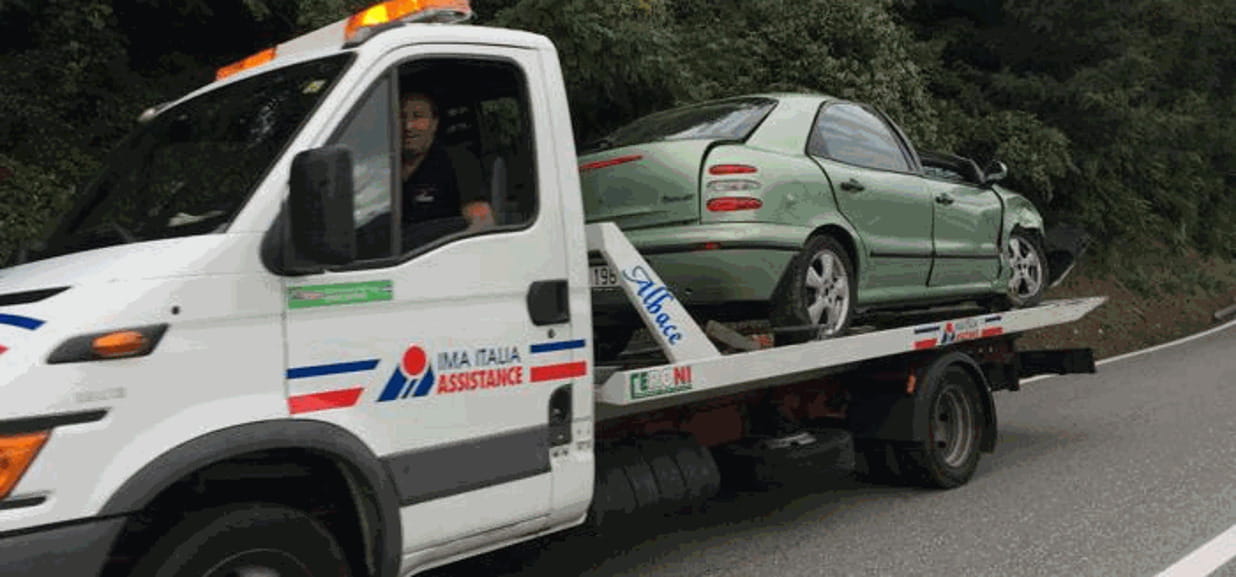 Aosta, auto si ribalta: feriti una donna e i suoi due figli - La Stampa