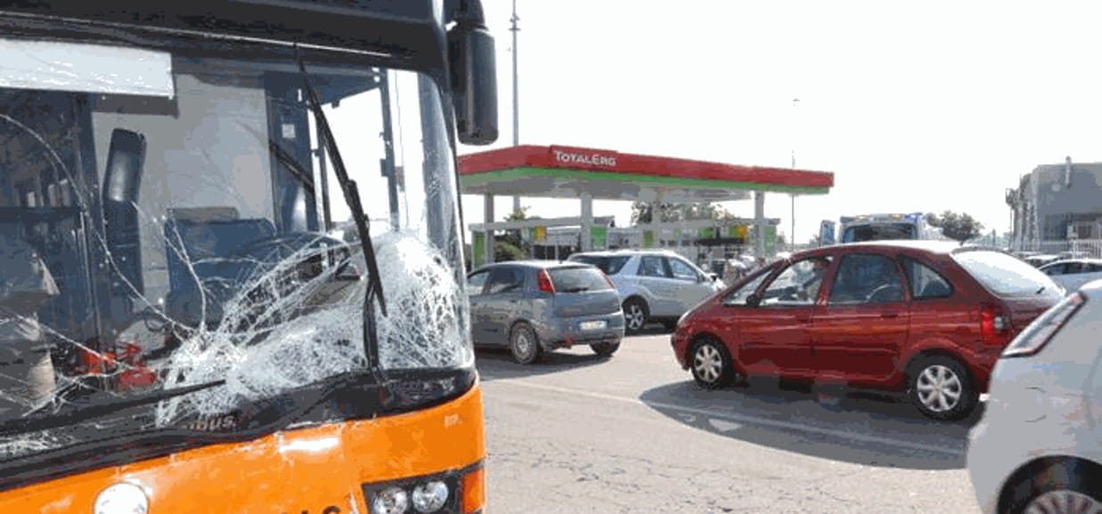 Scontro tra un bus e un’auto, due feriti - La Stampa
