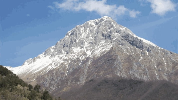 Muore dopo un volo di 250 metri: tragedia sul monte Pania - La Stampa