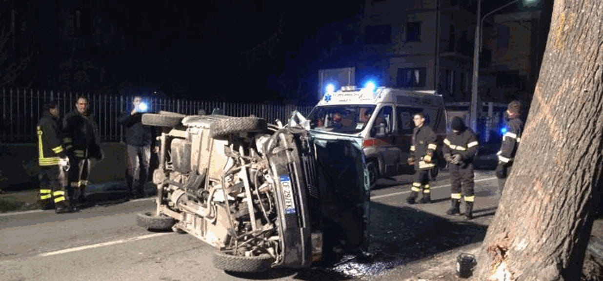 Auto finisce contro un albero e si ribalta - La Stampa