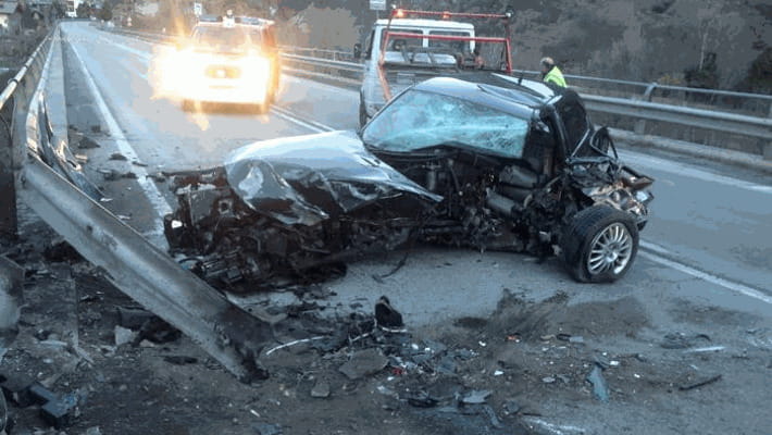 Auto si schianta contro un guardrail, morto un ragazzo di 20 anni - La ...