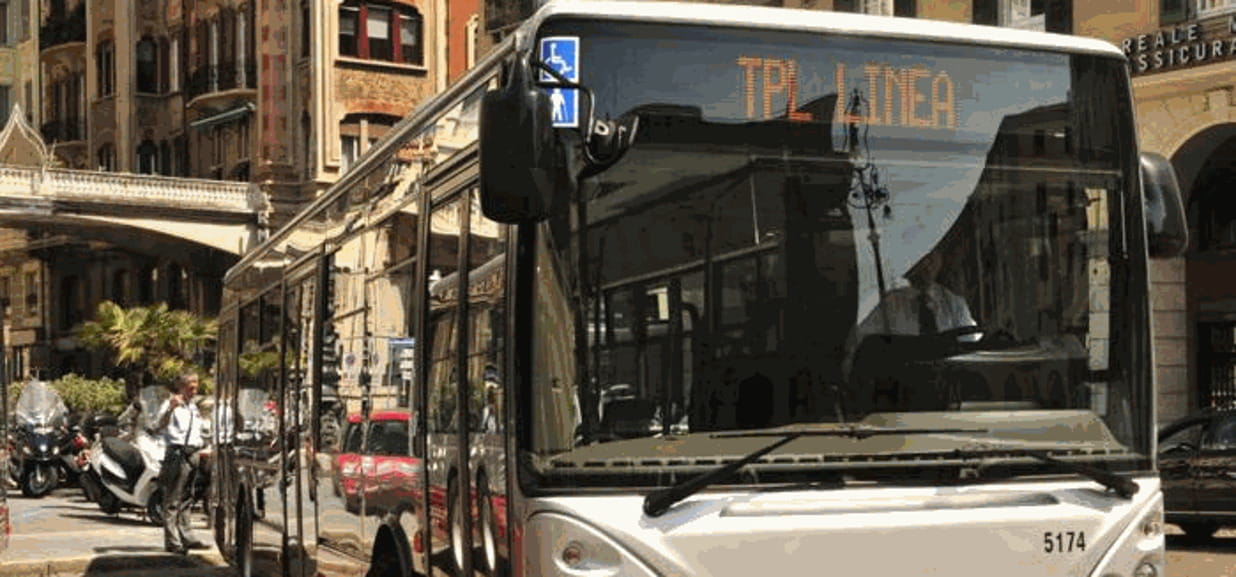 Bus Ridotti E Pochi Supermercati Aperti La Stampa