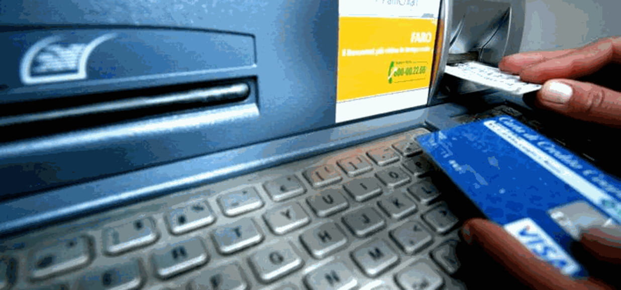 Clonavano carte di credito per fare la bella vita: un arresto e quattro ...