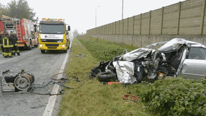 Scontro frontale tra auto e camion alle porte di Novara, un morto - La ...