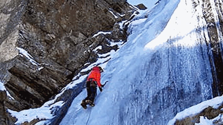 Cade da una cascata di ghiaccio - La Stampa