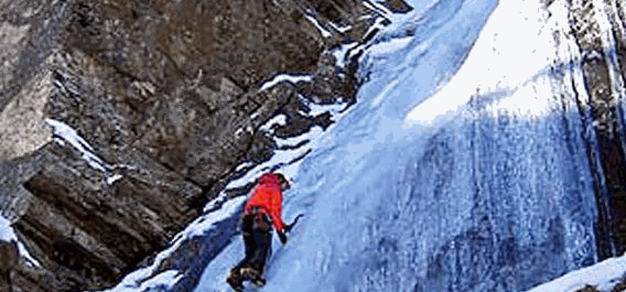 Cade da una cascata di ghiaccio - La Stampa