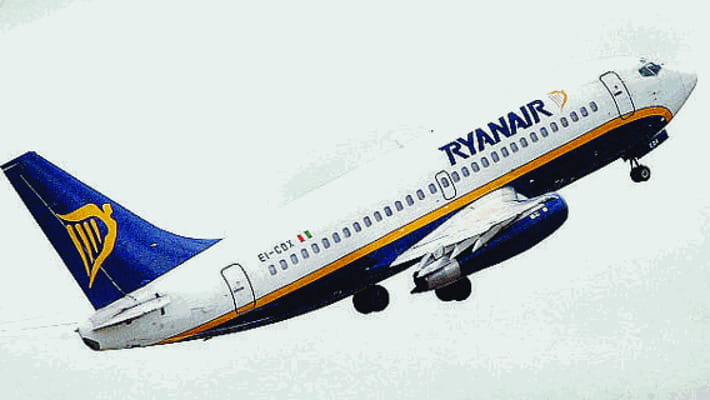 Si accende una sigaretta in aereo: multa di 2mila euro a un passeggero sul  volo della Ryanair - La Stampa