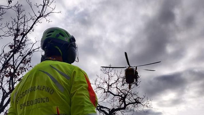 Tragedia a Finale, free climber di 45 anni cade da 40 metri e muore ...